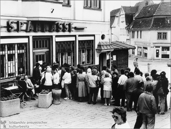 Monetary Union: Waiting to Exchange Money (July 1, 1990)